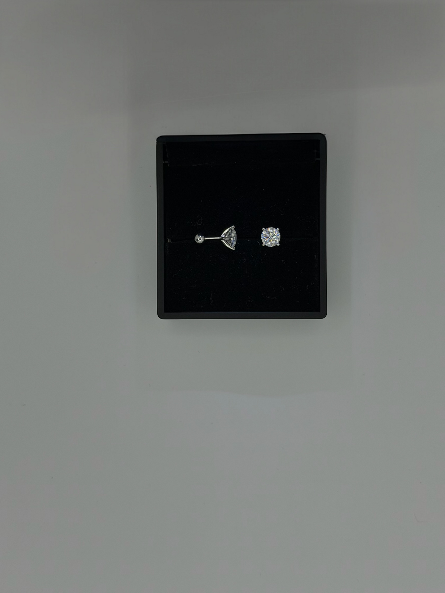 1CT VVS COLOR STUDS