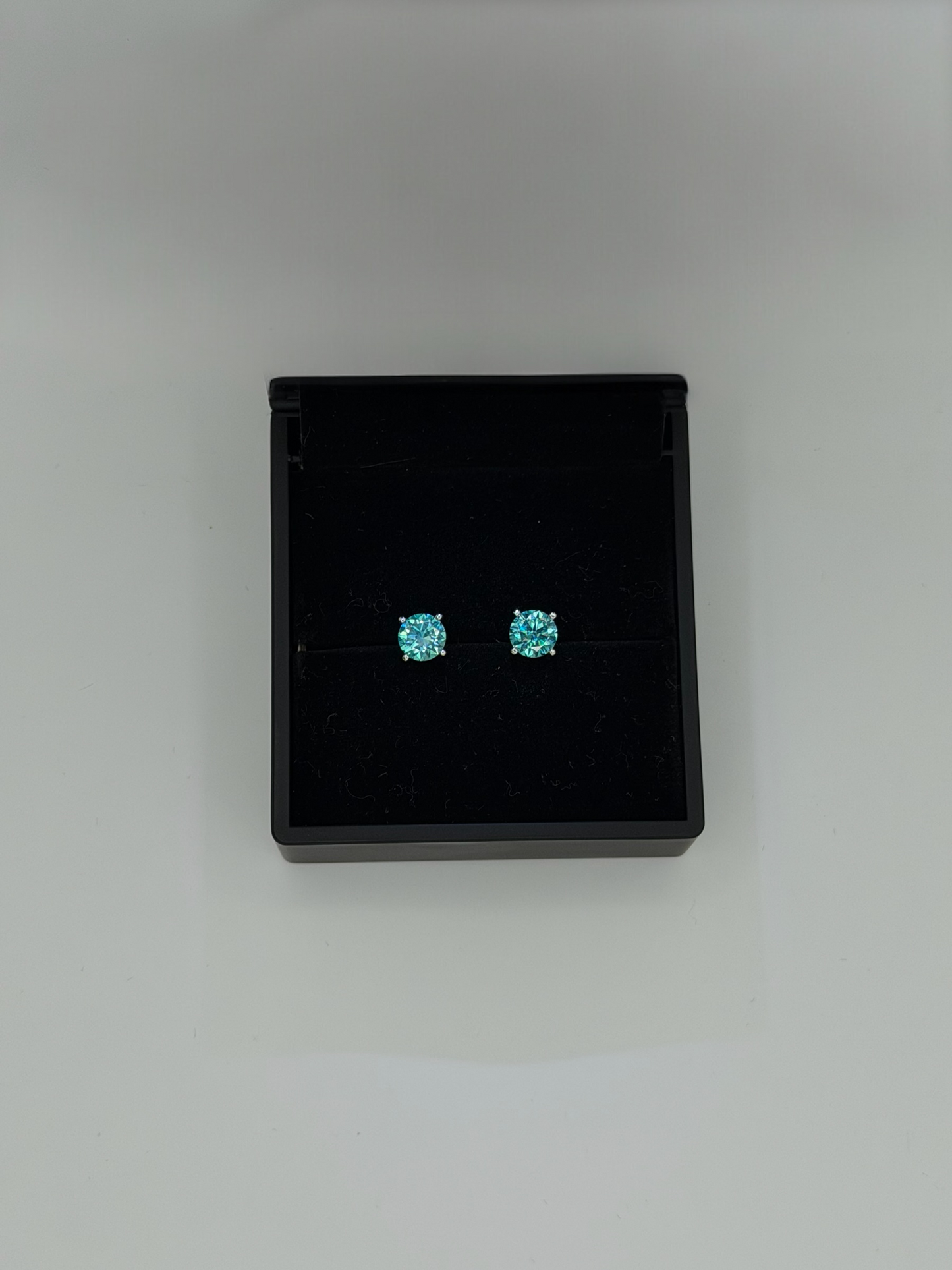 1CT VVS COLOR STUDS