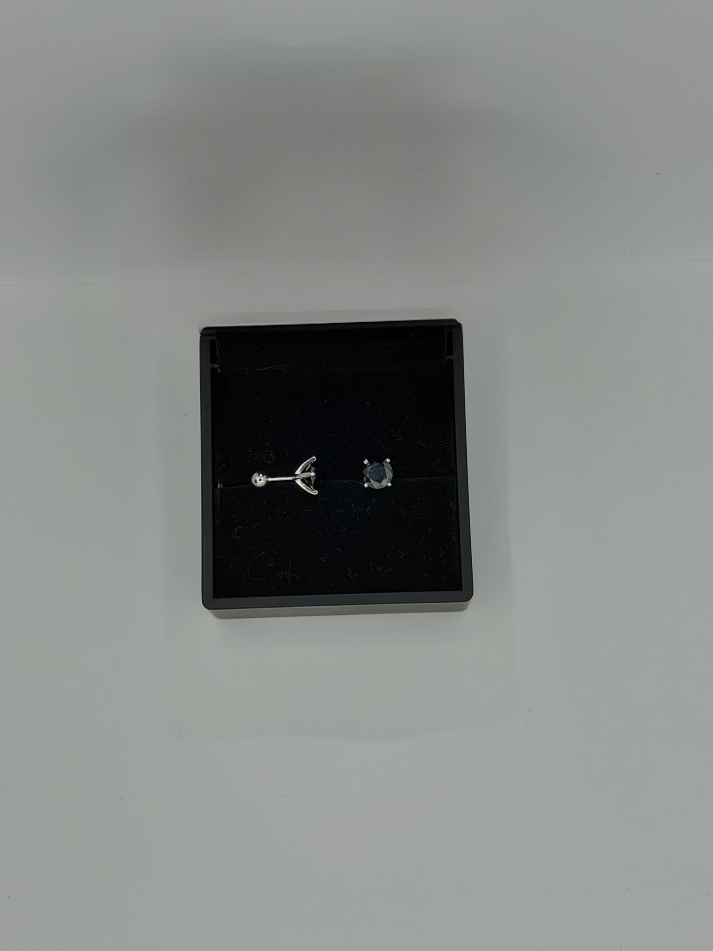 1CT VVS COLOR STUDS