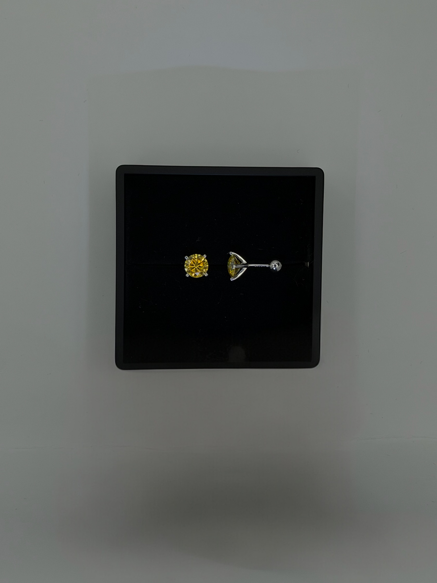 1CT VVS COLOR STUDS