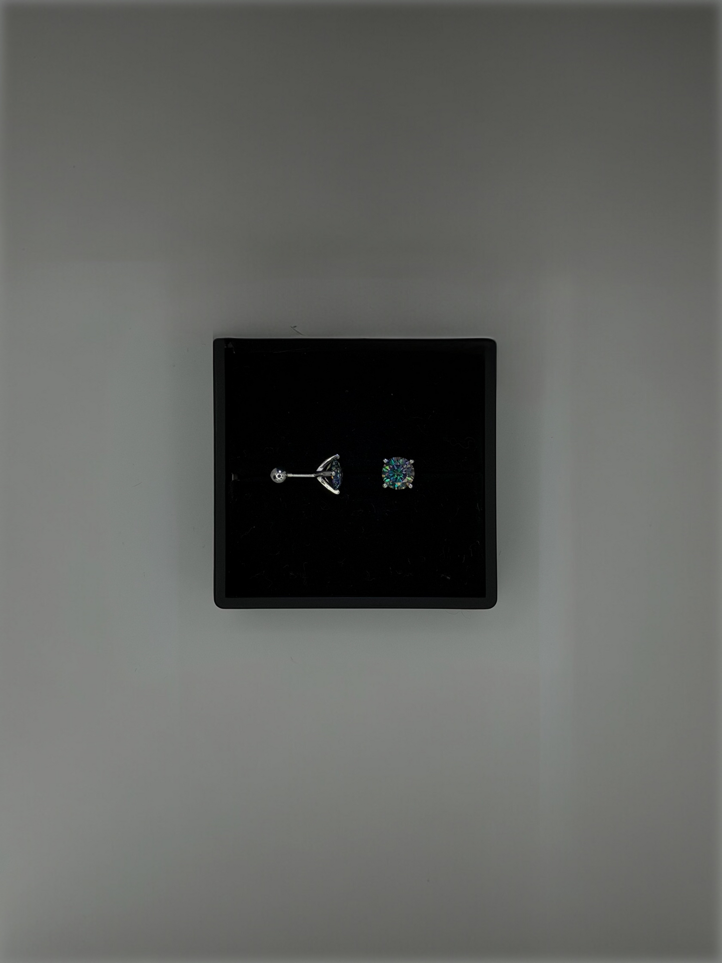 1CT VVS COLOR STUDS