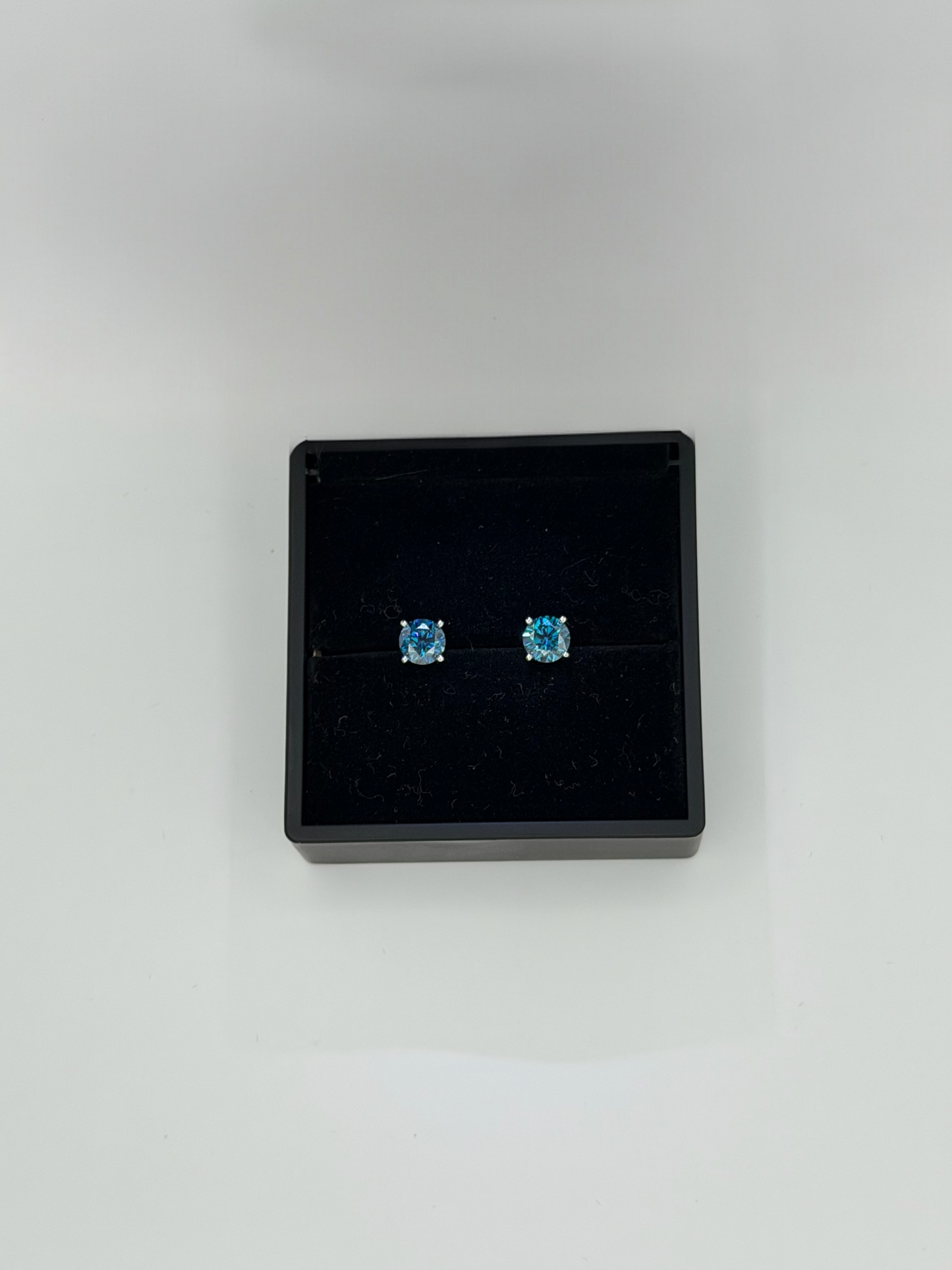 1CT VVS COLOR STUDS