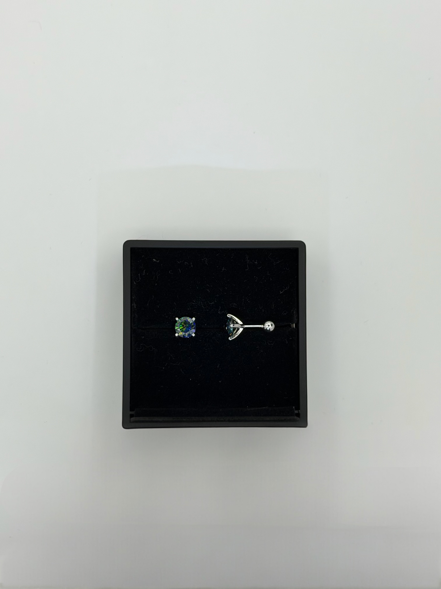 1CT VVS COLOR STUDS
