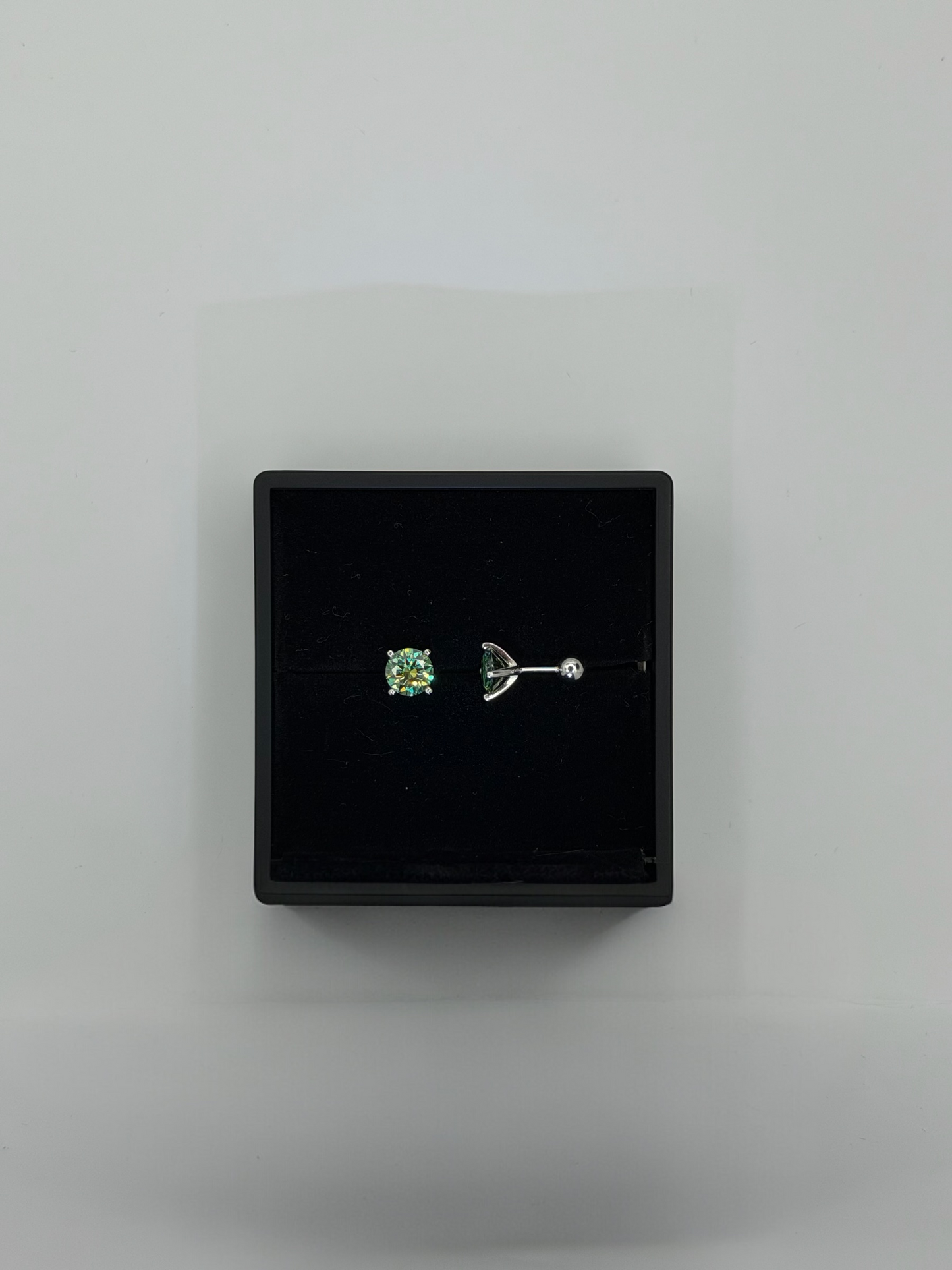 1CT VVS COLOR STUDS