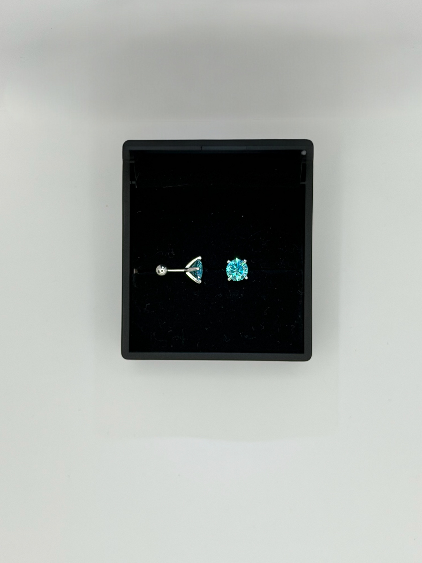 1CT VVS COLOR STUDS