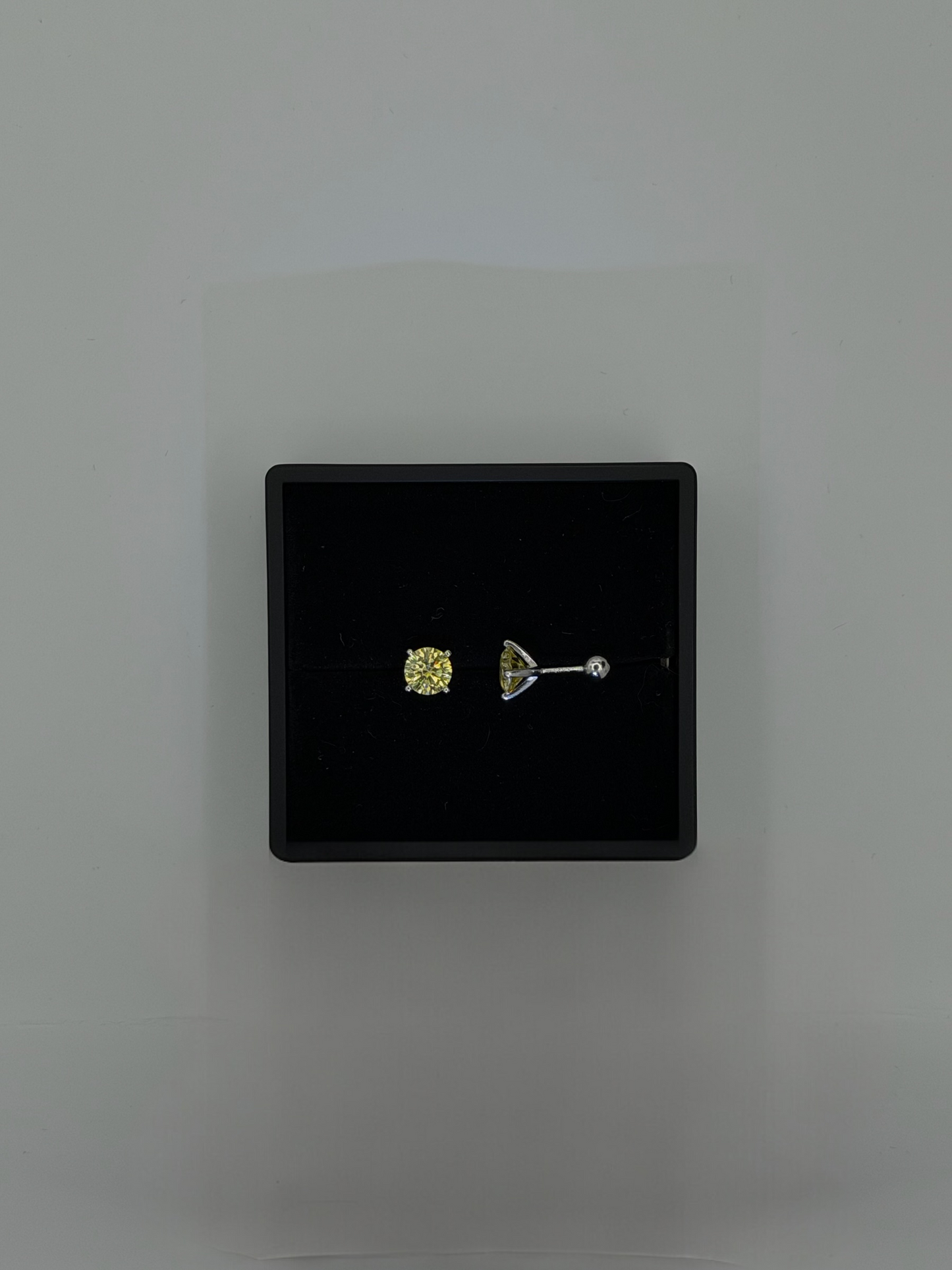 1CT VVS COLOR STUDS