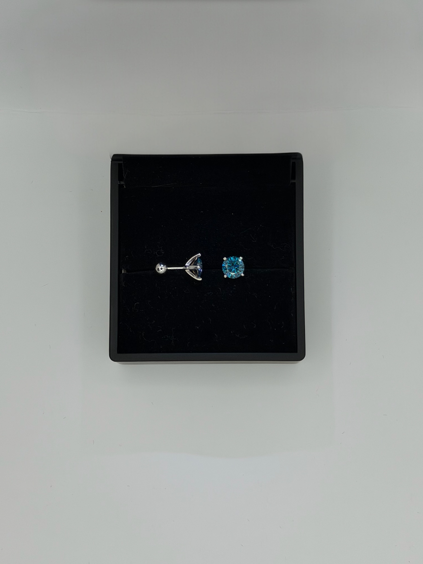 1CT VVS COLOR STUDS